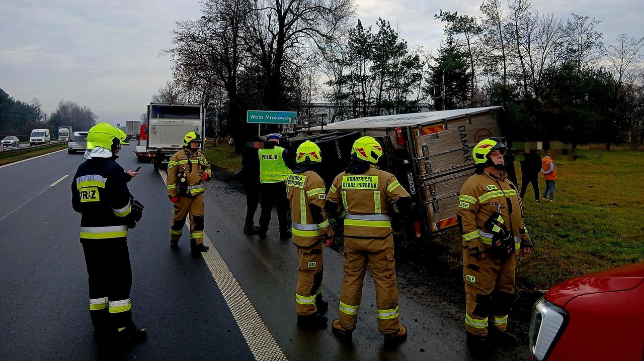 Ciężarówka wpadła do rowu. Utrudnienia potrwają kilka godzin