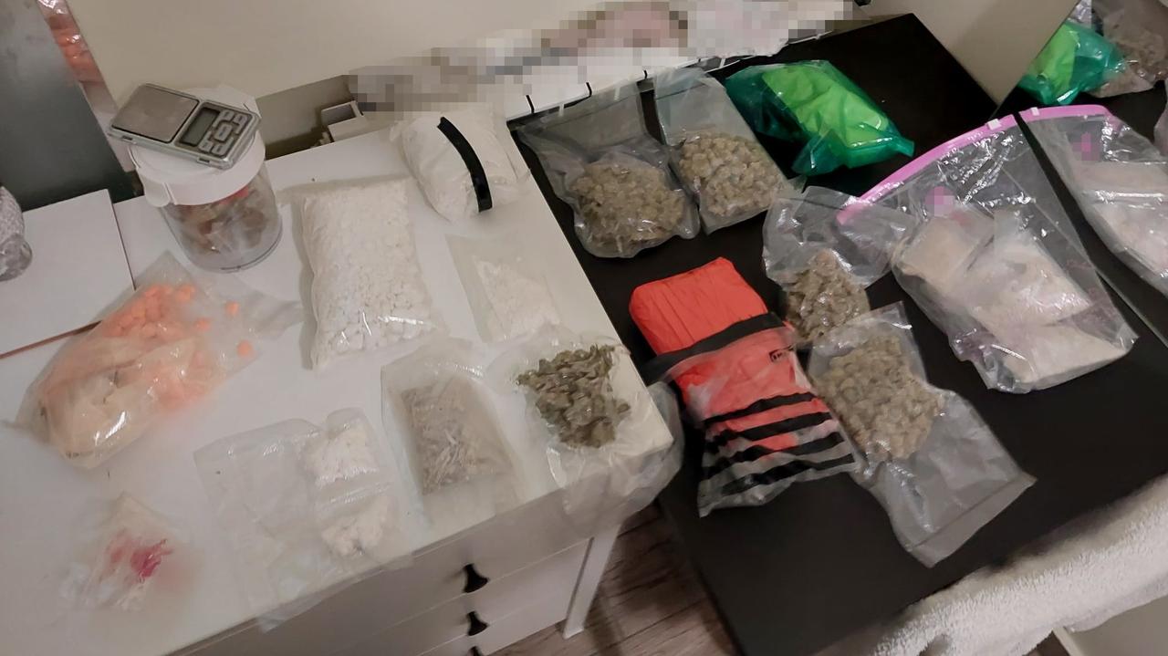 Uciekał, rozbił auto na betonowej ławie. Miał trzy kilogramy narkotyków