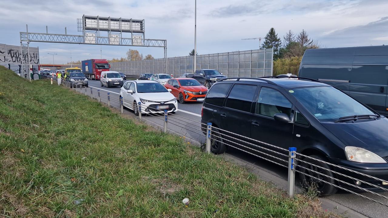 Kolizja czterech aut na trasie S2 i ogromne utrudnienia