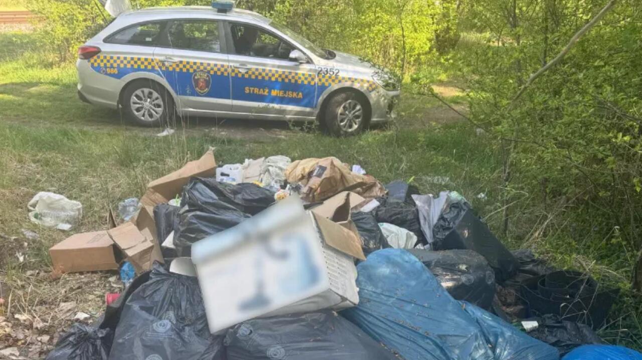 Wyrzucił worki z odpadami i... dokumentami