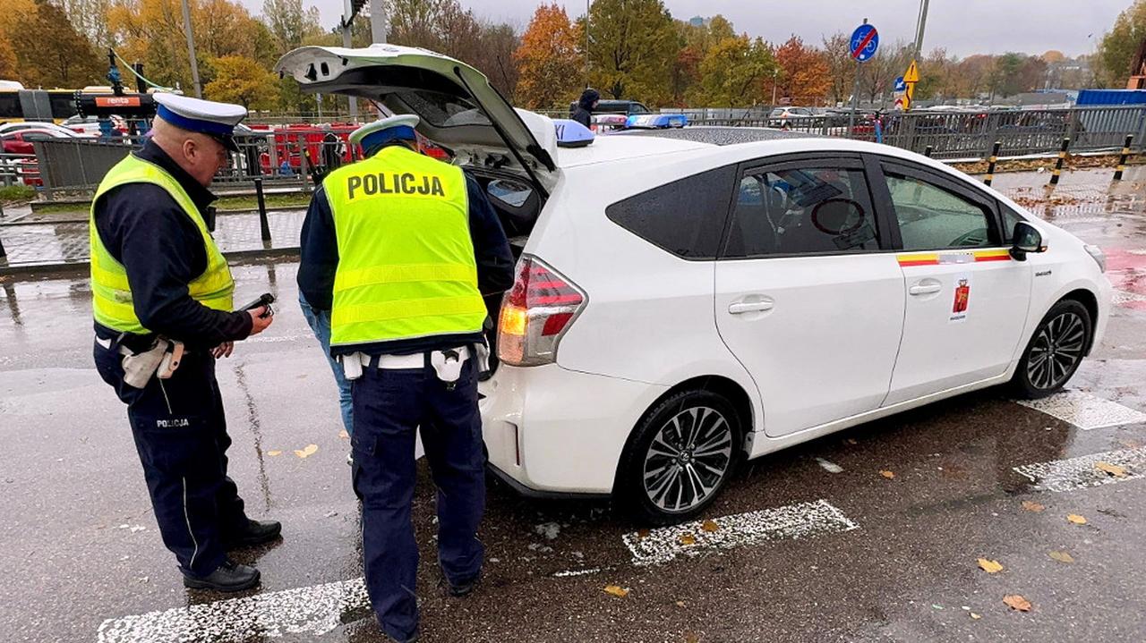 Skontrolowali niemal tysiąc aut przewozu osób, wystawili 310 mandatów