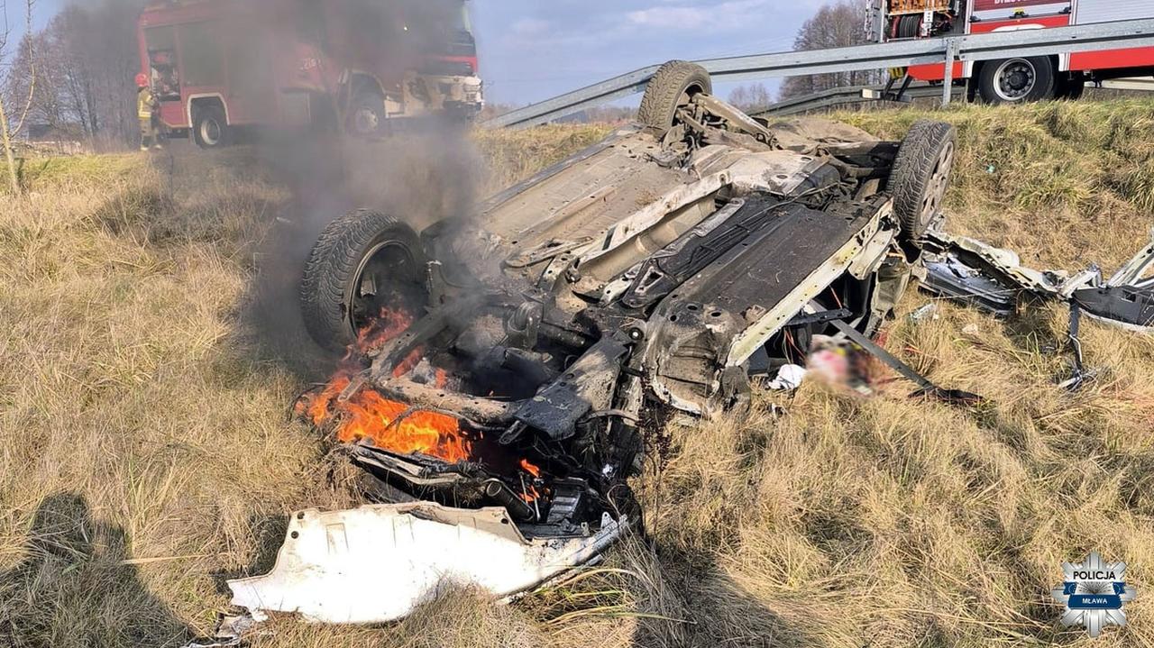 Uciekał przed policją, dachował w polu. Auto stanęło w płomieniach