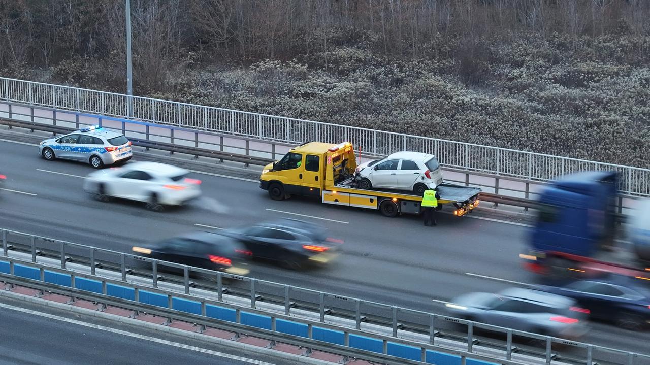 Wjechał w bariery na obwodnicy. Ślisko na drogach
