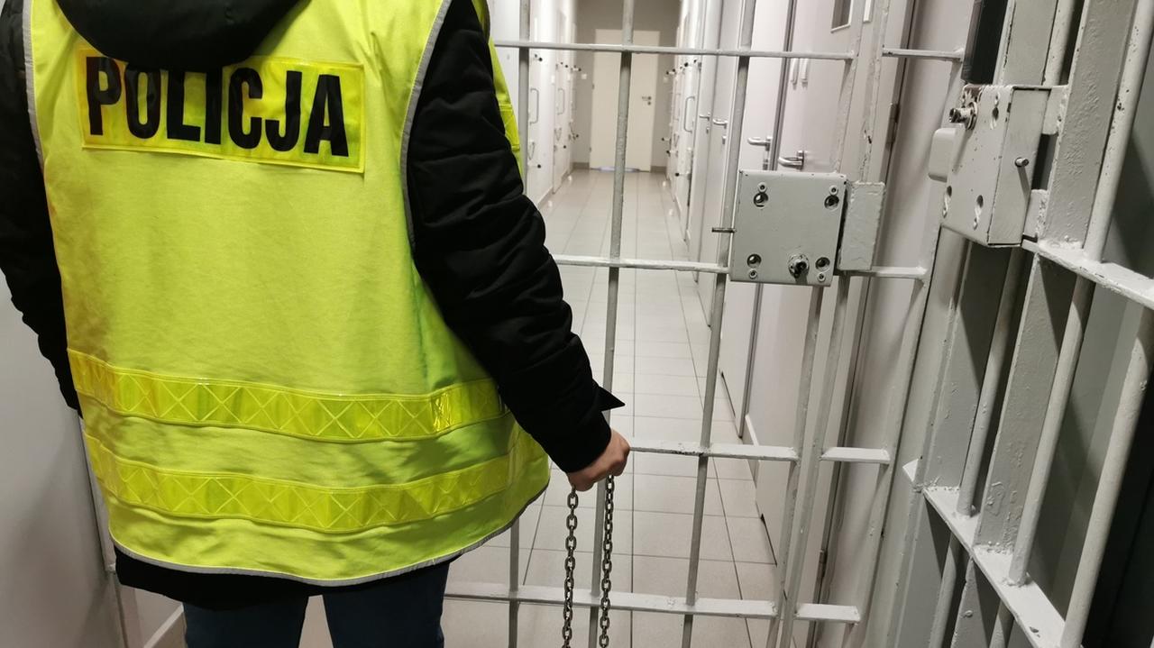 W dniu wyjścia z więzienia kupił auto, wjechał nim pijany na miejską plażę