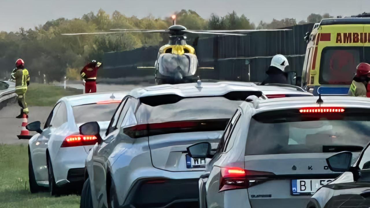 Potrącenie na autostradzie. Lądował śmigłowiec ratowniczy