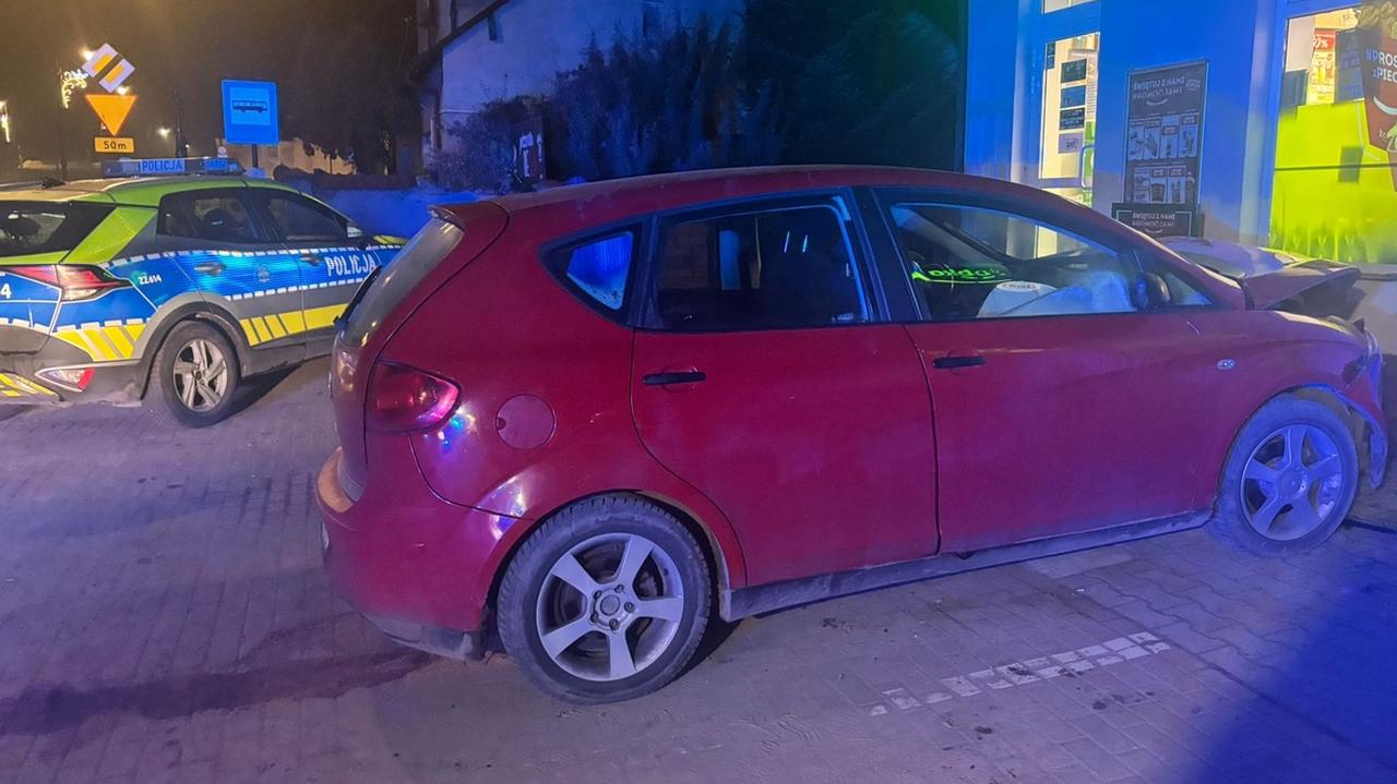 W samochodzie było więcej osób niż miejsc. Wjechali w sklep, kierowca pijany i bez uprawnień