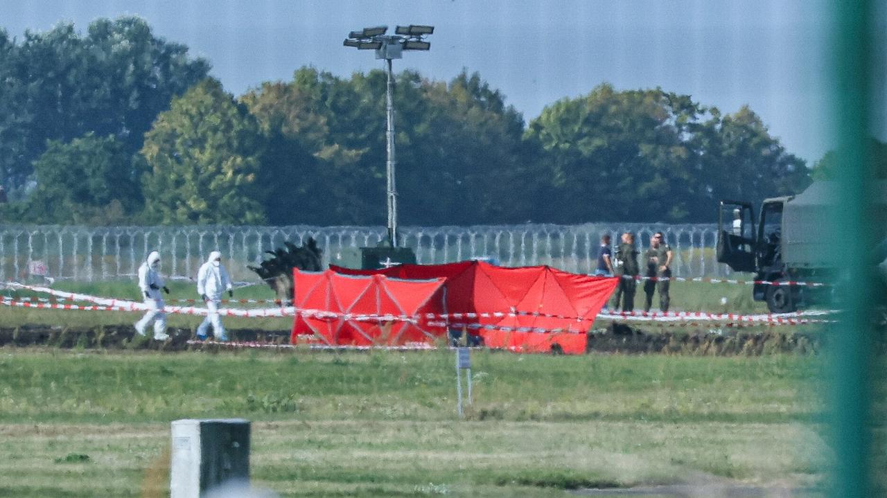 Prokuratorzy i biegli badają miejsce katastrofy F-16