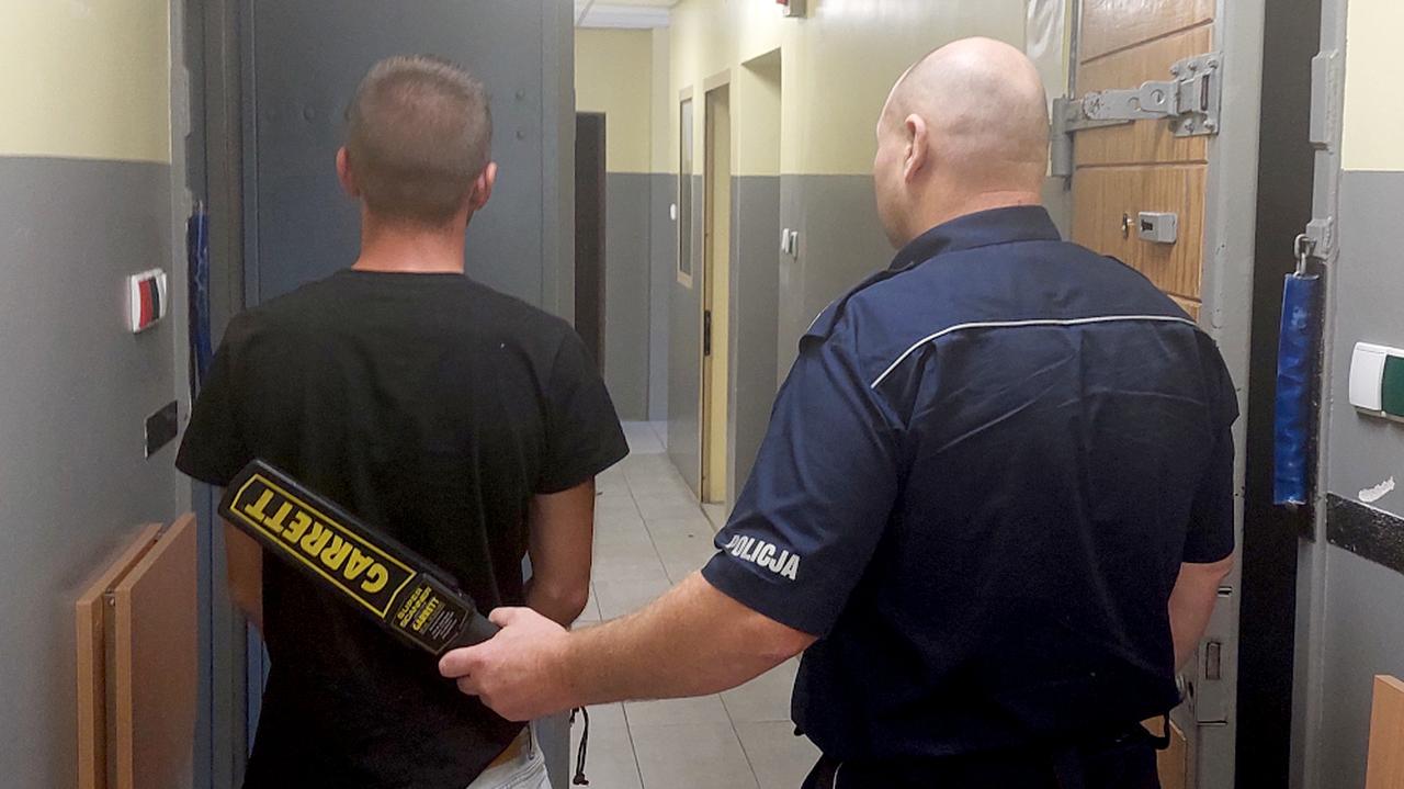 Pijany rowerzysta jechał slalomem. Gdy zobaczył radiowóz, wyrzucił tajemniczą paczkę