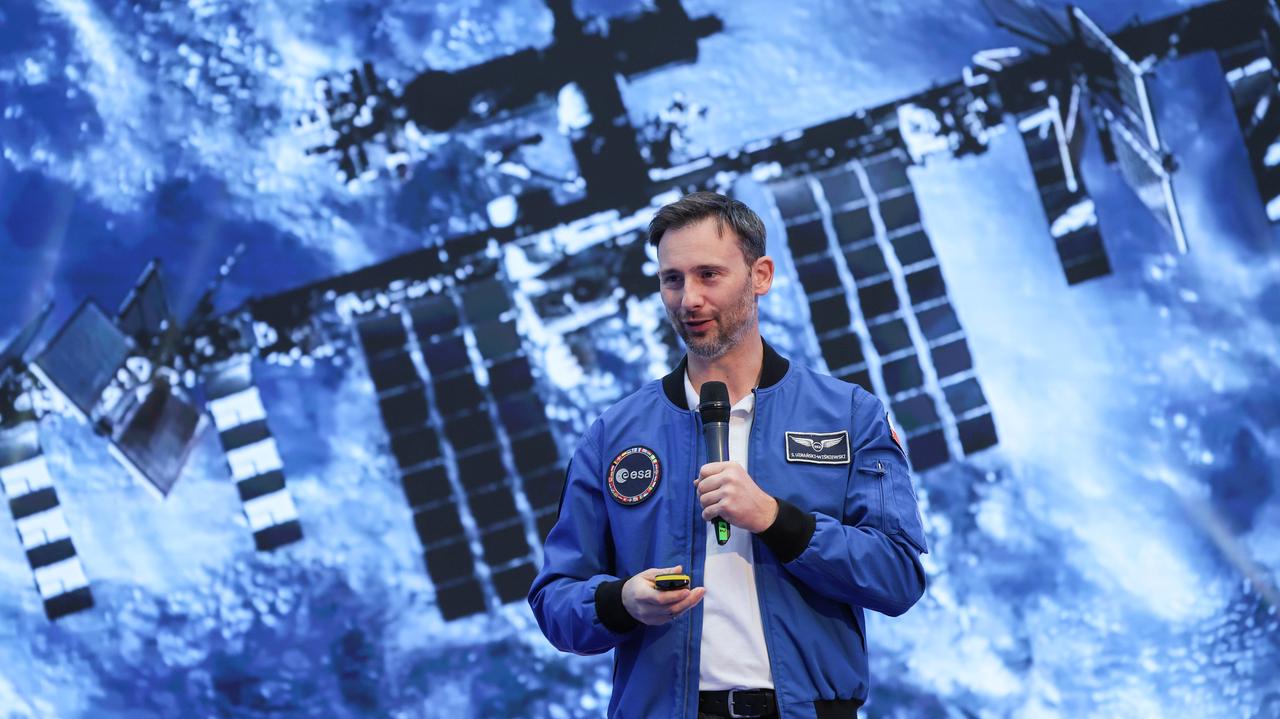 Astronauta ruszył w trasę po uczelniach. Na start wykład na Politechnice Warszawskiej