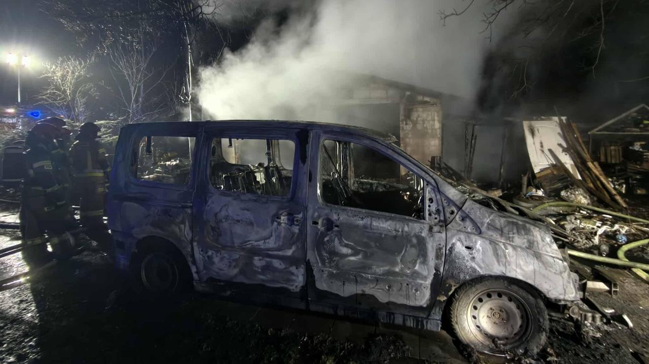 Auto spłonęło doszczętnie. Strażacy wynieśli butle z garażu