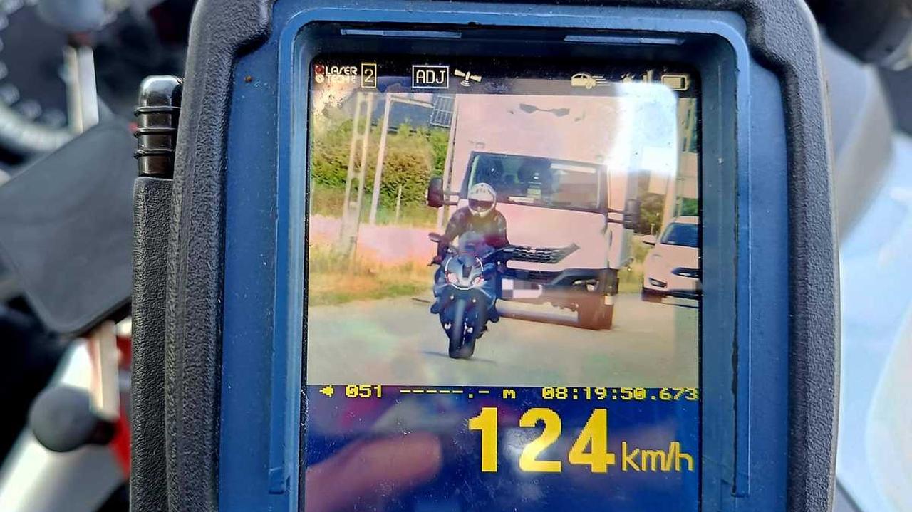 124 km/h na motocyklu w obszarze zabudowanym. Stracił prawo jazdy 