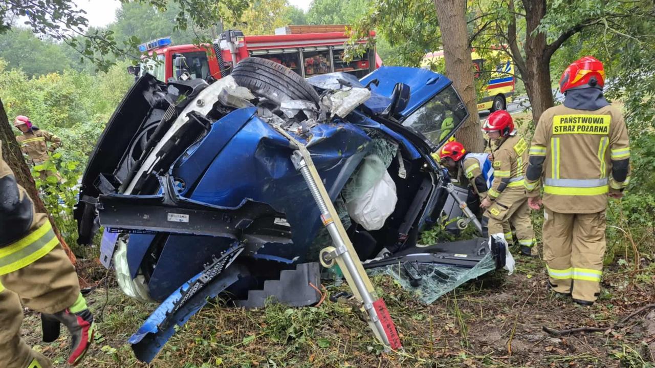 Auto na dachu. Kierowca miał prawie cztery promile