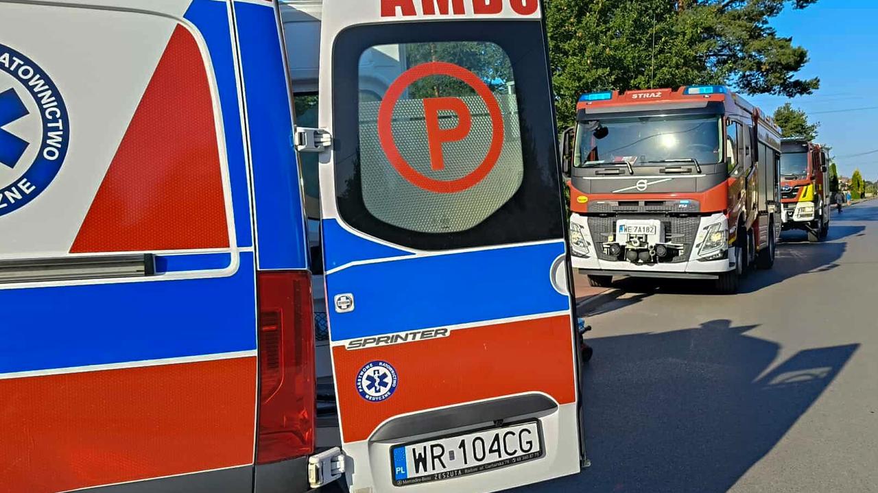 "Cofając, uderzył w mężczyznę". 77-latek zmarł w szpitalu