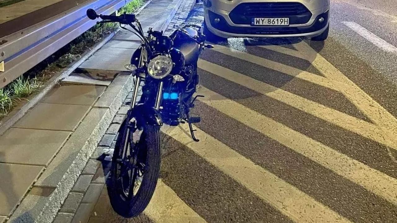 W klapkach, bez kasku i prawa jazdy