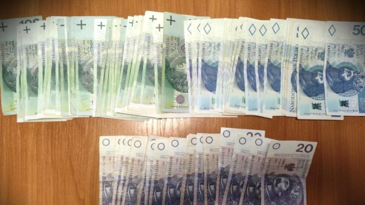 Jechał pijany i z zakazem kierowania. Policjantom chciał wręczyć łapówkę