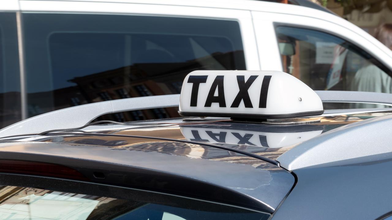 Atak na taksówkarkę. Mąż zadał jej kilka ciosów nożem i z nią odjechał