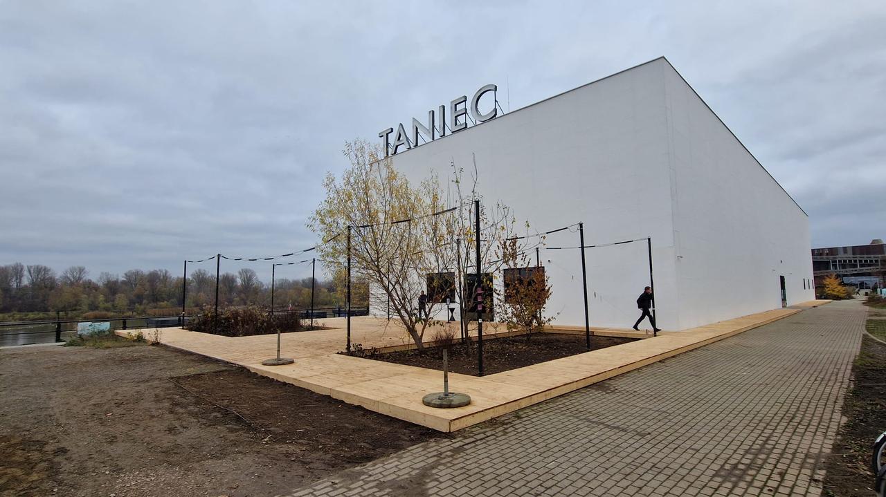 Neon już świeci. Ten pawilon będzie domem tańca