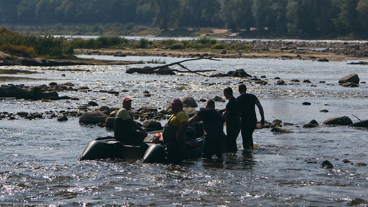"Sensacyjne znalezisko". Z Wisły wydobyto fragmenty królewskiej rezydencji