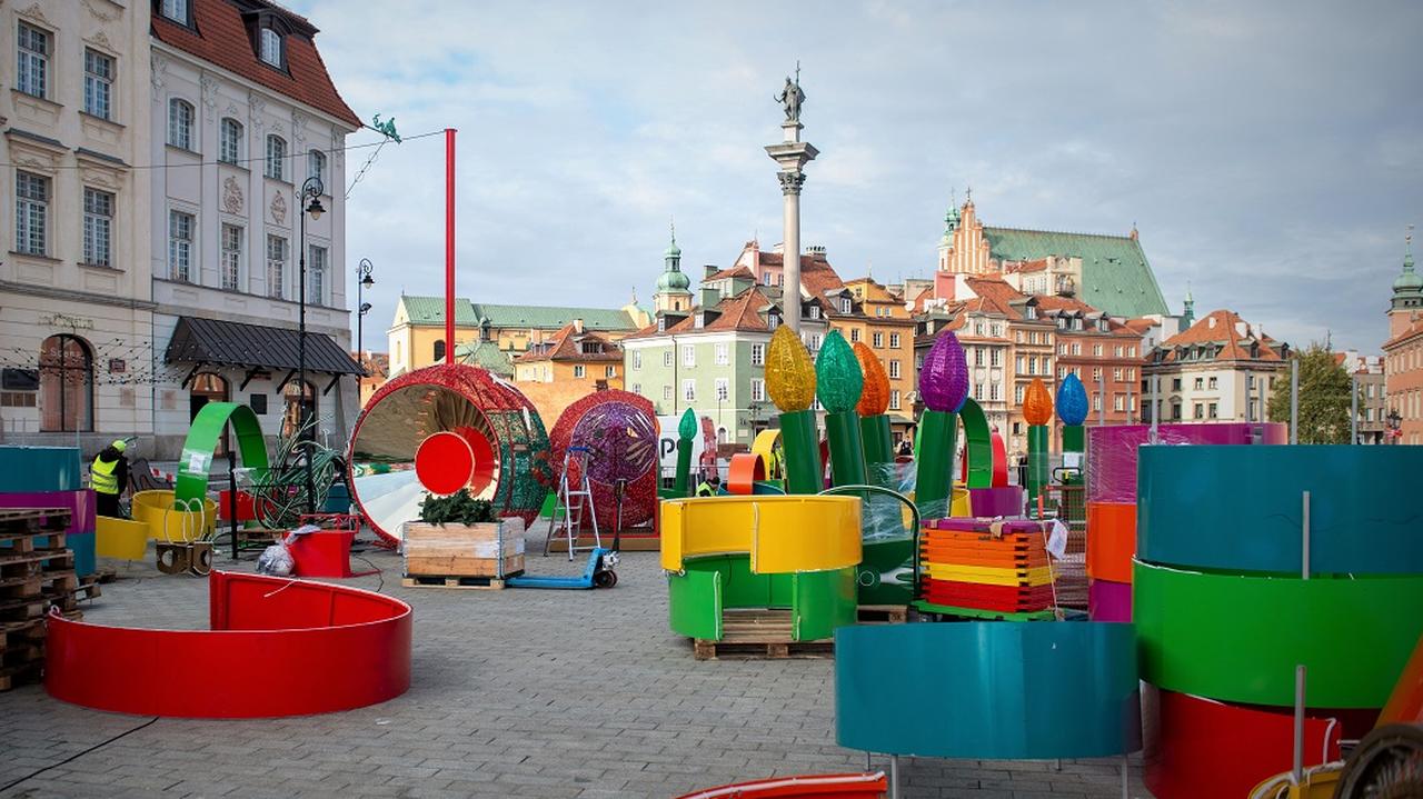 Na Trakt Królewski wkracza świąteczny klimat. Trwa montaż iluminacji