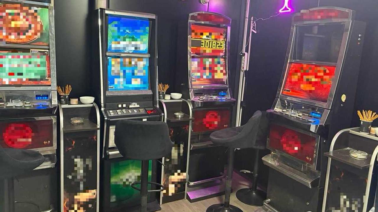 Nielegalny salon gier i narkotyki w kontenerze. Zarzuty dla 42-latka