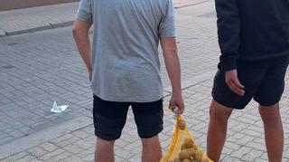 Wybiegł ze sklepu, krzycząc "złodziej ukradł ziemniaki"