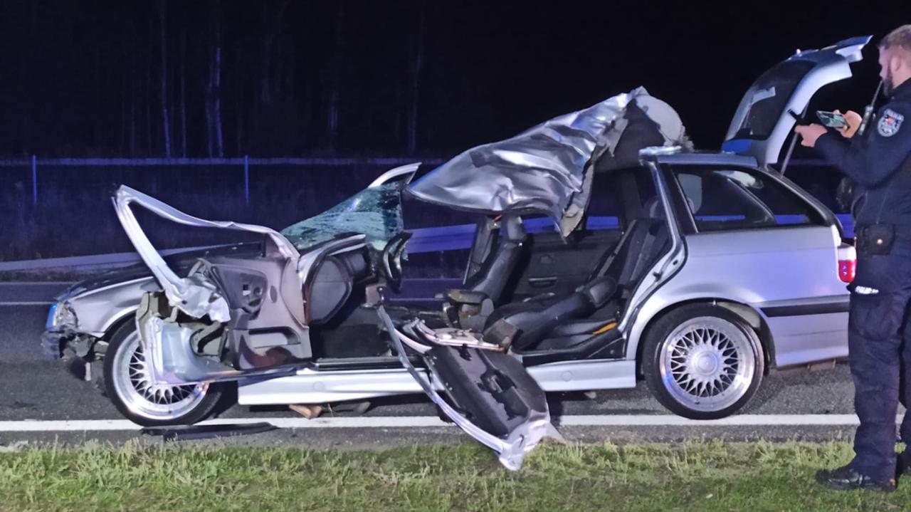 Zderzenie z łosiem na autostradzie. Dwie osoby ranne