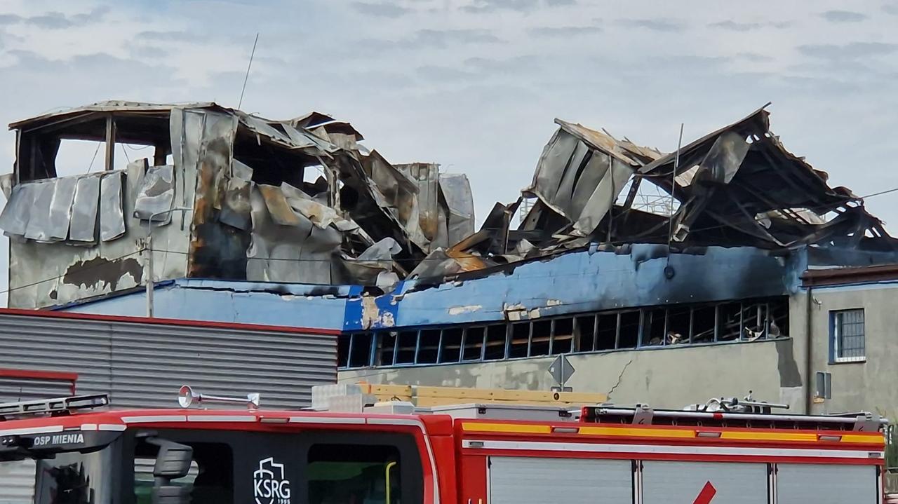 Policja przesłuchuje świadków, straż monitoruje pogorzelisko. 