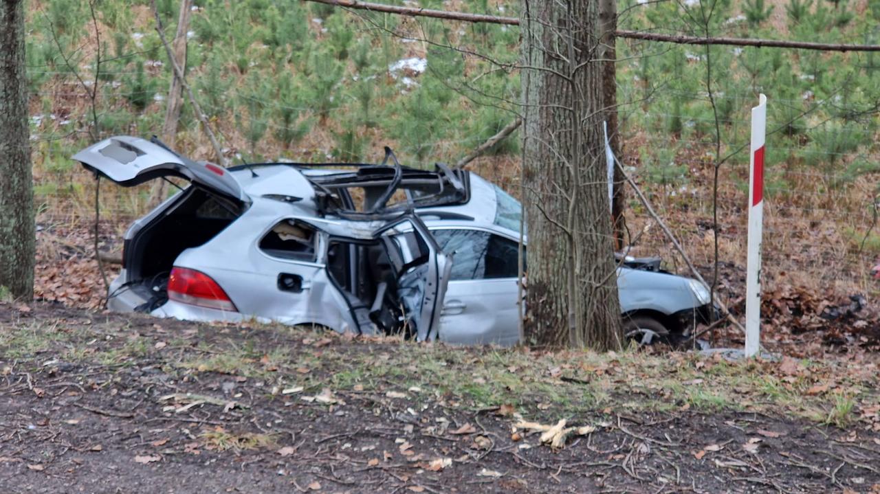 Zderzenie pod Warszawą, ranni byli zakleszczeni w aucie