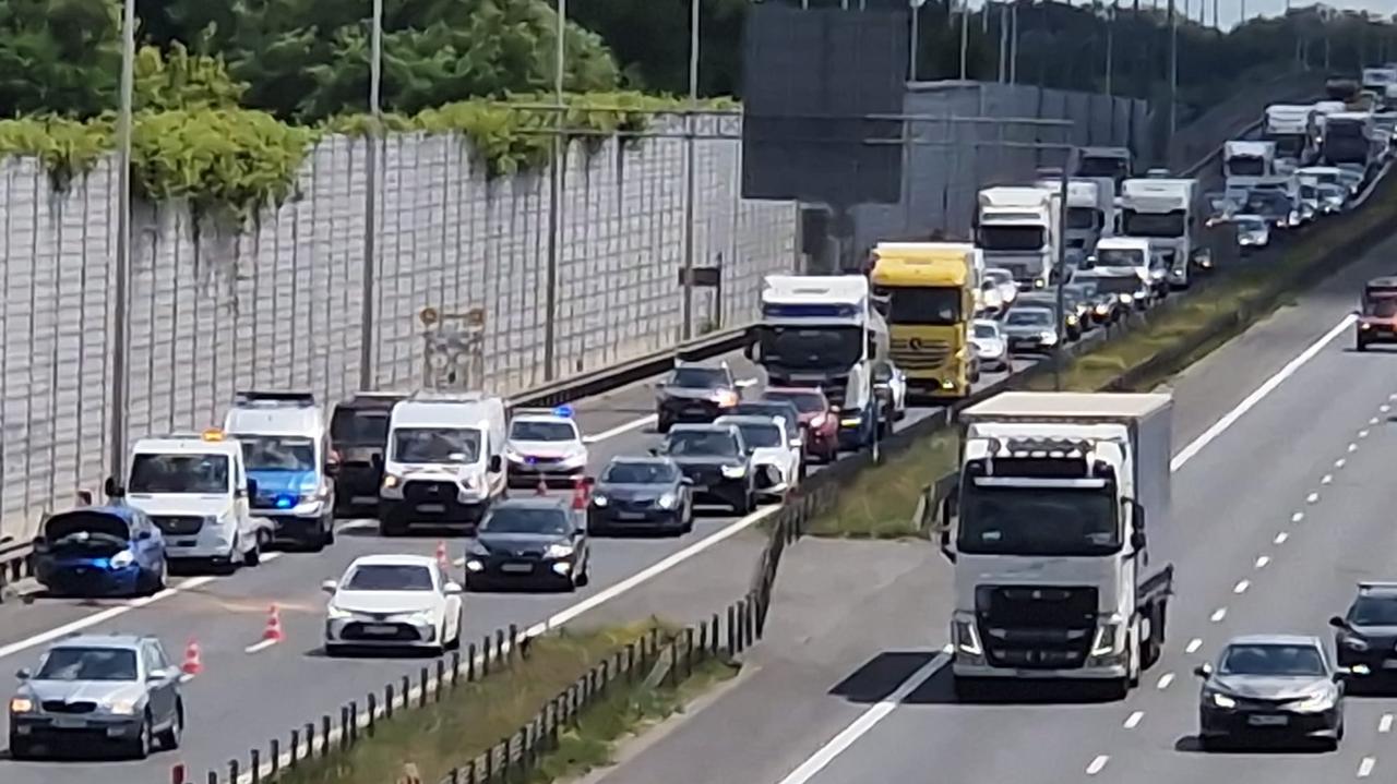 Trzy rozbite auta blokowały jezdnię lokalną S2