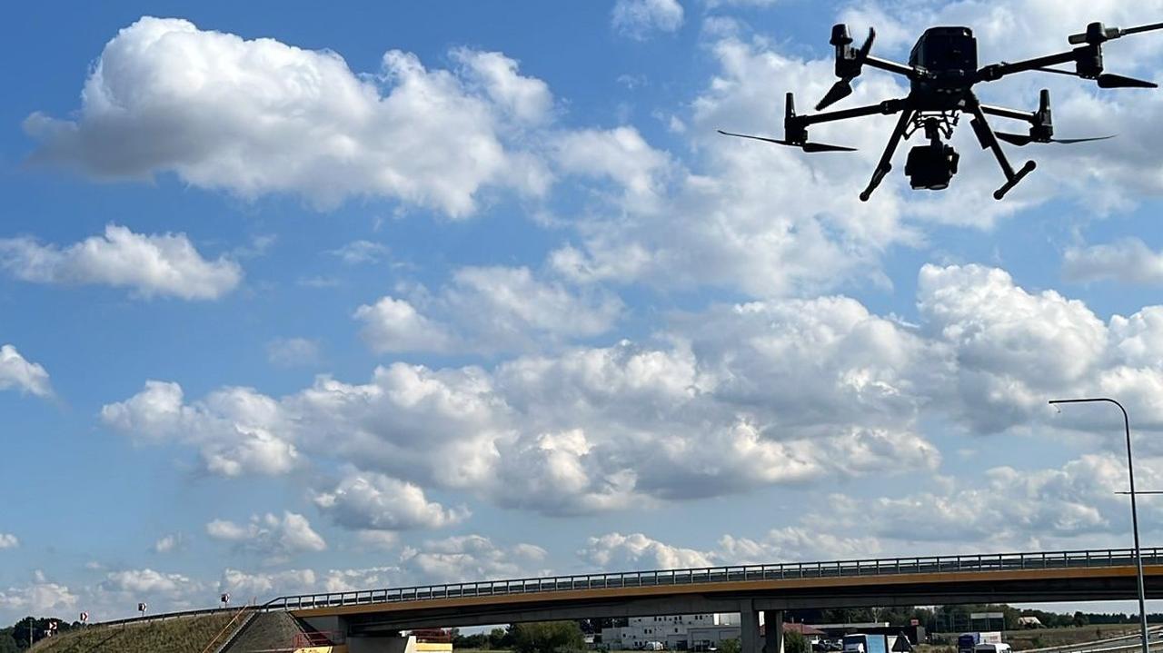 Dron nad trasą S17. Policjanci kontrolowali ciężarówki
