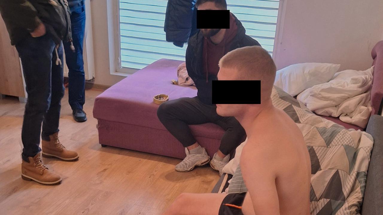 Był poszukiwany listem gończym. Ukrył się u kolegi, który miał narkotyki