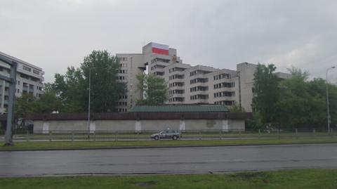 Polska flaga wisi na budynku na Mokotowie