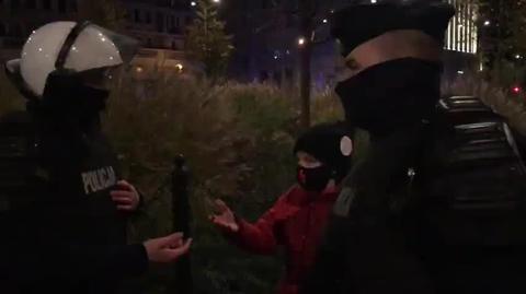 Policjanci otoczyli protestującą kobietę