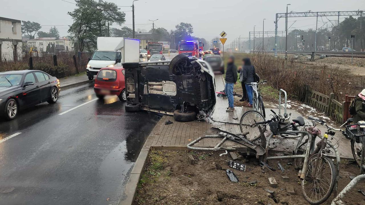Staranowała rowery i stojak, auto wylądowało na boku