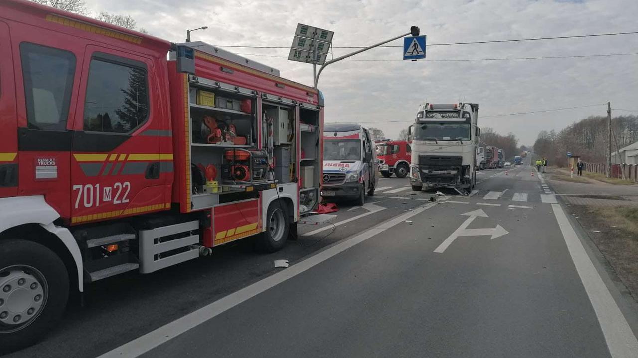 Zderzenie ciężarówki i auta osobowego. Jedna osoba nie żyje, druga jest w stanie ciężkim