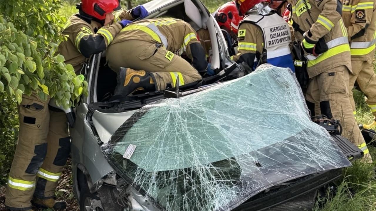 Wyciągnęli ją z wraku auta. 18-latka nie przeżyła wypadku