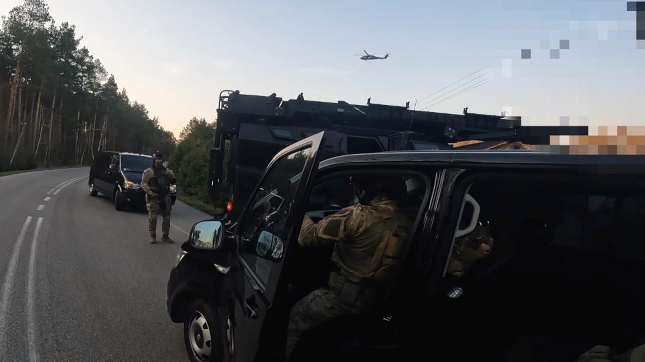 Pojazd opancerzony i śmigłowiec w akcji. Weszli jednocześnie do kilku mieszkań. Nagranie