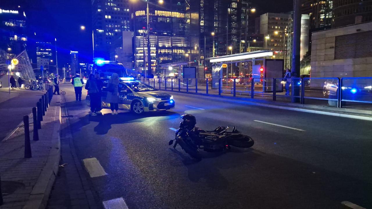 Motocyklista w szpitalu po zderzeniu z autem na rondzie