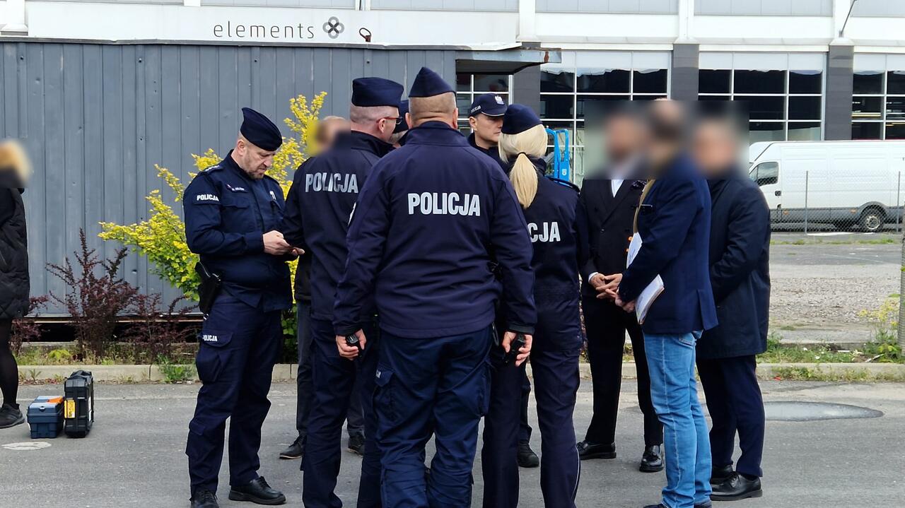 Komornik wchodzi do hali przy Modlińskiej. Duże siły policji
