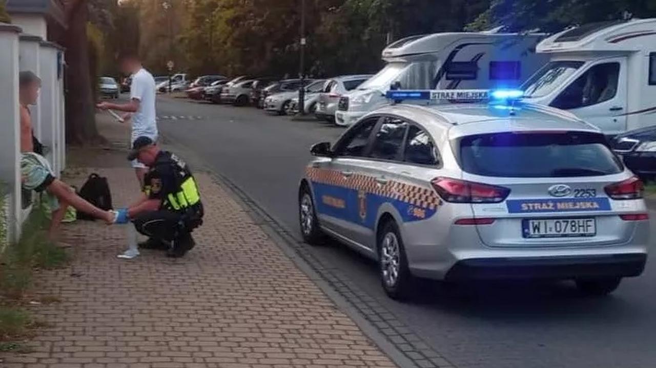 Młody mężczyzna siedział na chodniku, był bliski utraty przytomności