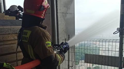 Ćwiczenia strażaków na 37. piętrze wieżowca