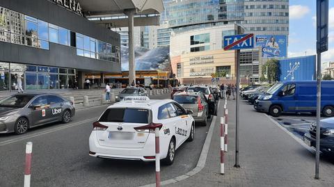 Postoje taksówek przy Dworcu Centralnym 