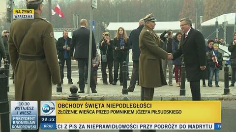 Uroczystości przed pomnikiem Piłsudskiego