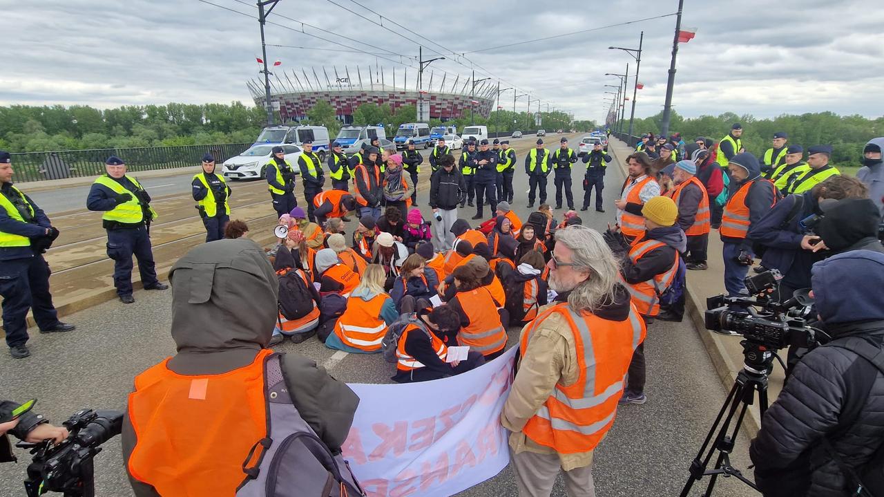 Aktywiści maszerowali przez mosty. Na koniec przykleili się do jezdni