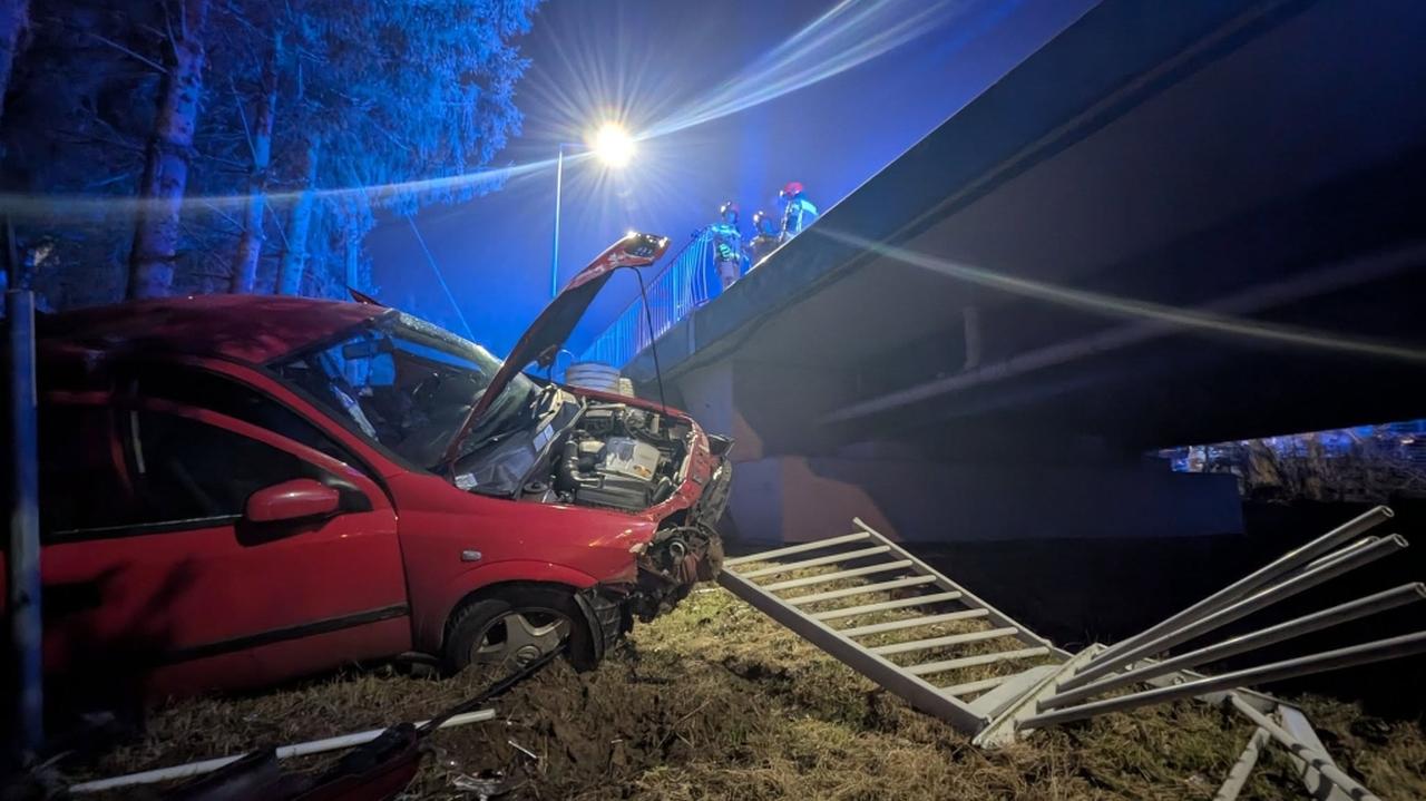 Przebił bariery i spadł z mostu