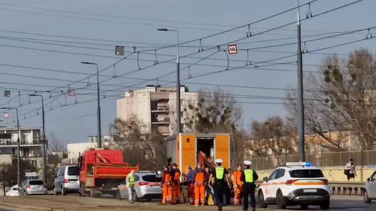 Uszkodzona szyna tramwajowa przy rondzie "Radosława"