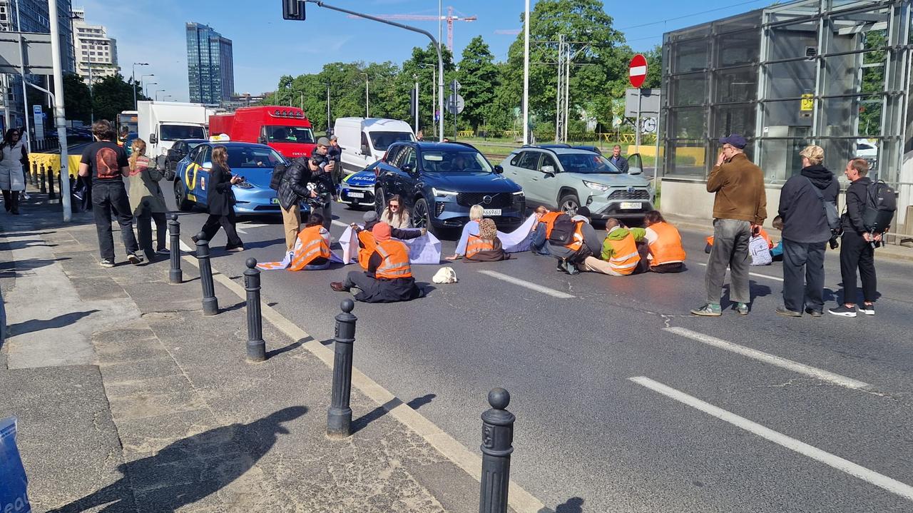 Ostatnie Pokolenie znów blokuje ulice. Aktywiści przykleili się do jezdni