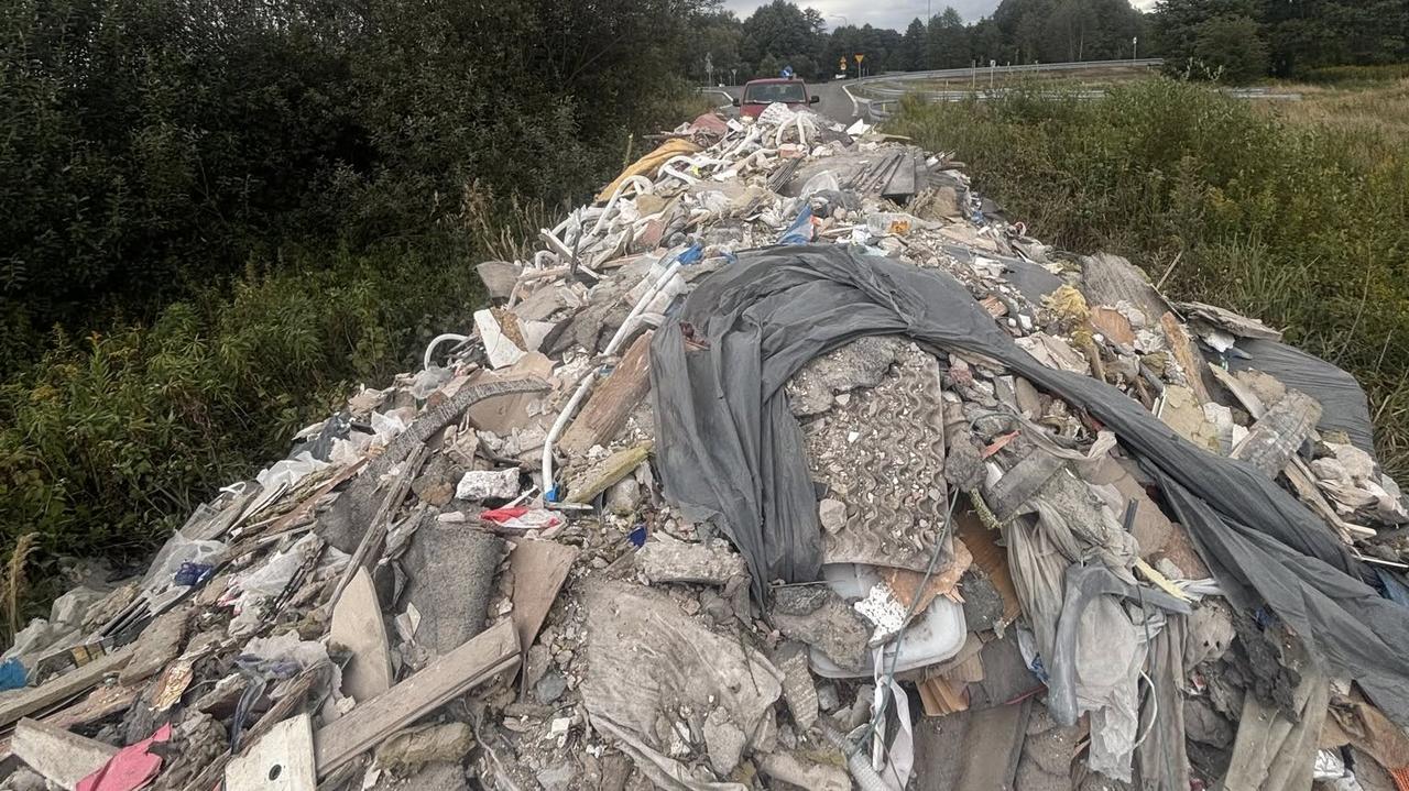 Gminna droga zamieniona w śmietnik. Burmistrz: plucie w twarz społeczności