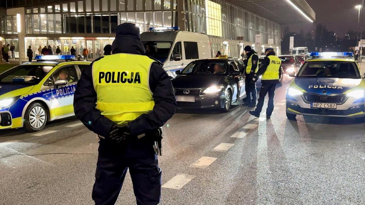 Skontrolowali ponad 200 kierowców przewozów osób. Niemal połowę ukarali mandatami