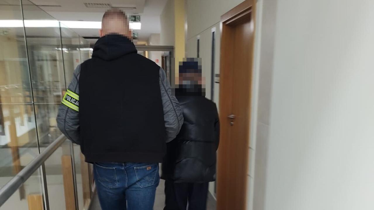 Odebrał gotówkę i na jego rękach zacisnęły się kajdanki